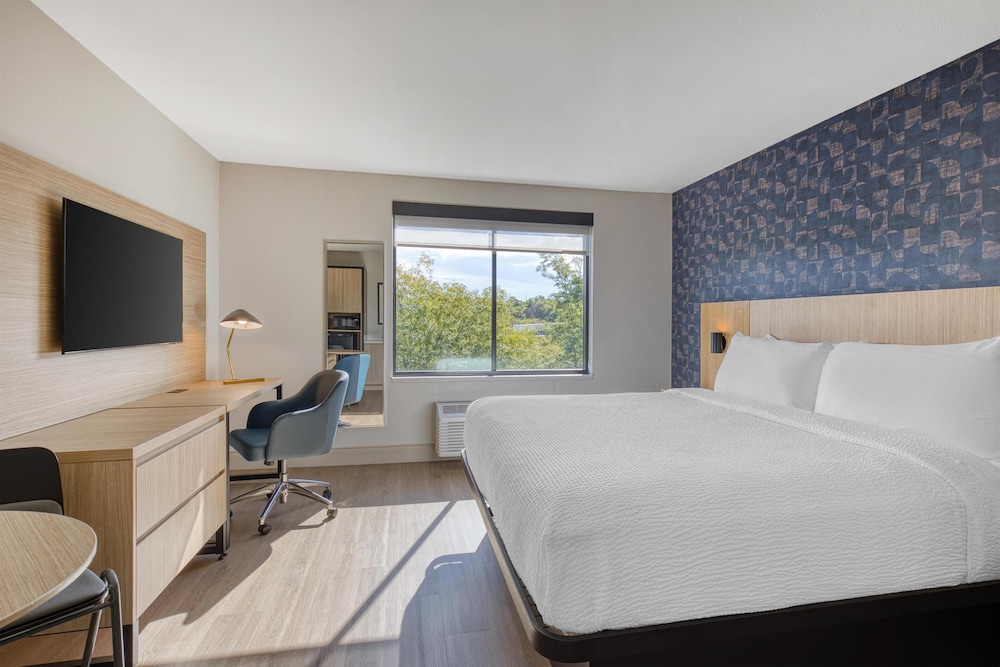 Standard Room, 1 King Bed, Non Smoking - Photo 1
