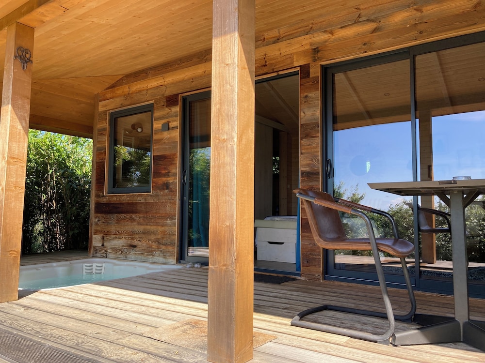 Panoramic Cabin, Hot Tub, Mountain View (Cabane des Baies Sauvages) photo 1