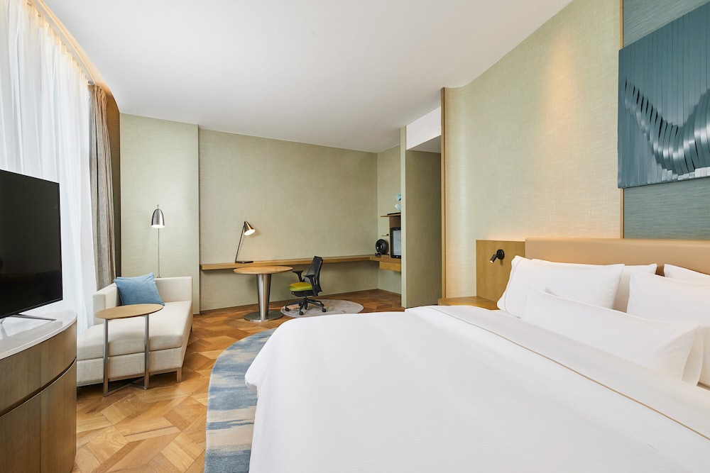 Club Room, 1 King Bed - Photo 1
