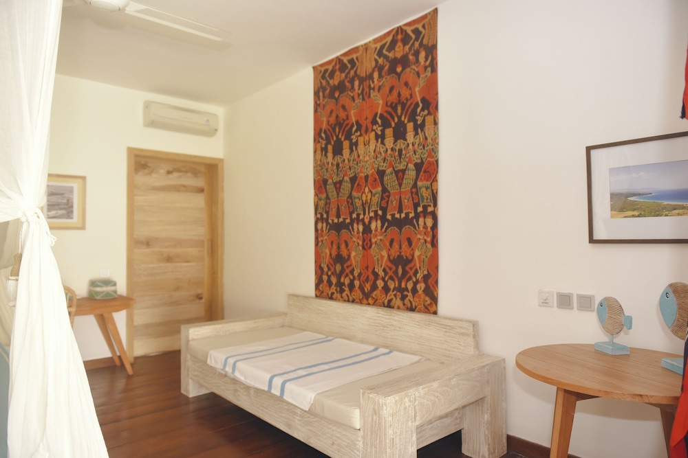Deluxe Room, 1 King Bed, Beach View photo 2
