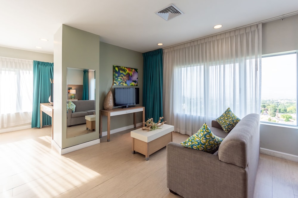 Suite, 1 King Bed, Refrigerator, Garden View photo 2