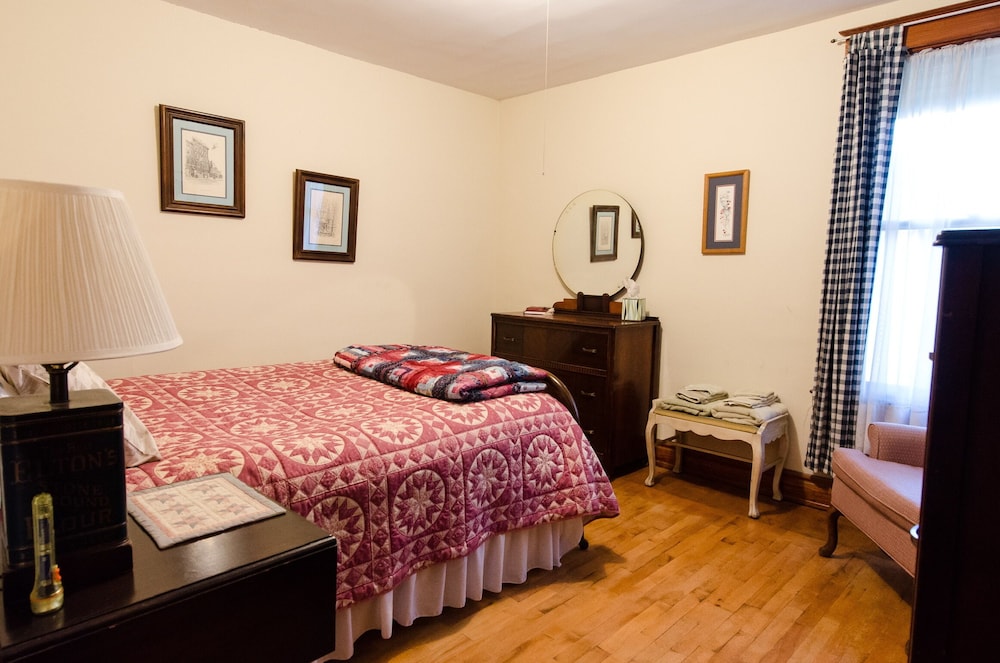 Room, 1 Full Bed, Shared Bath photo 1