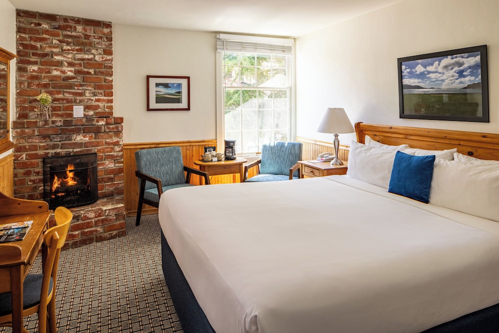 Classic Room, 1 King Bed, Fireplace photo 1
