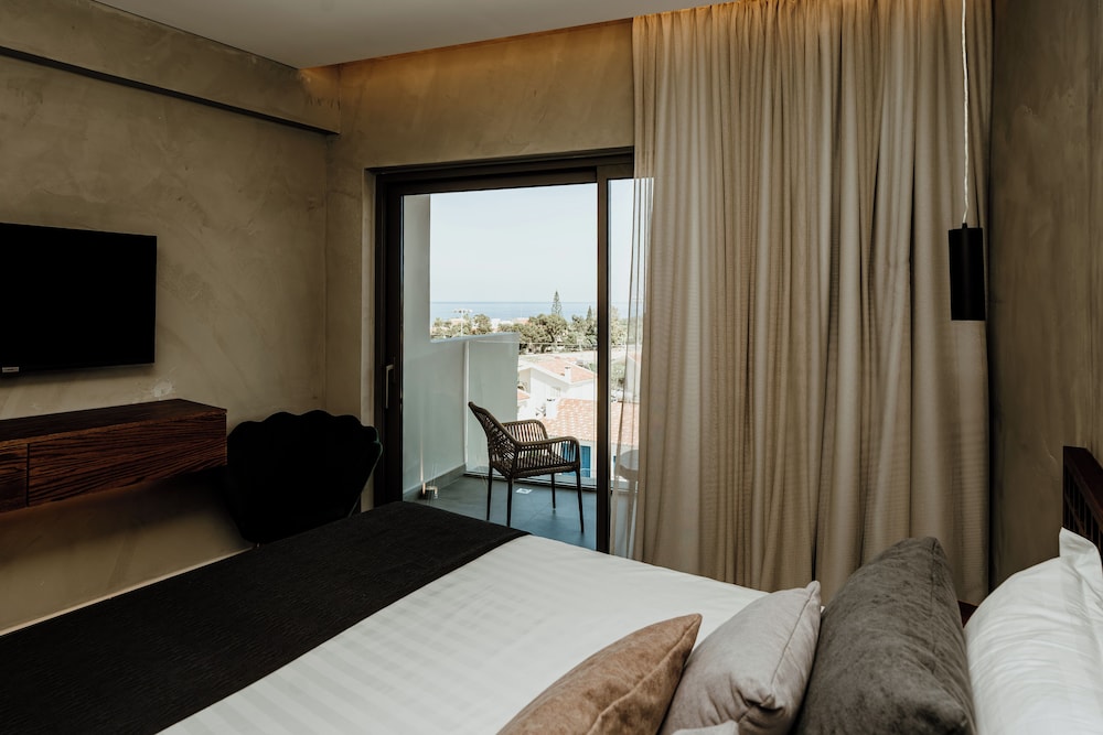 Superior Triple Room, Partial Sea View thumbnail 6