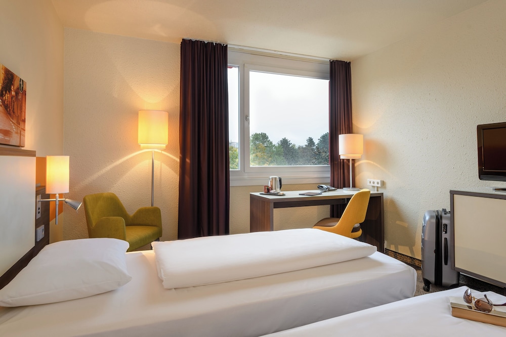 Standard Room, Multiple Beds - Photo 6