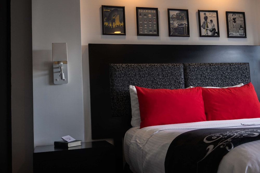 Standard Room, 1 King Bed, Non Smoking, View photo 2