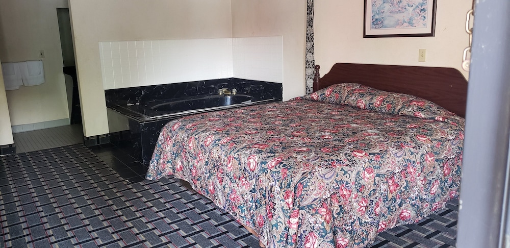 Standard Room, 1 King Bed, Jetted Tub photo 2