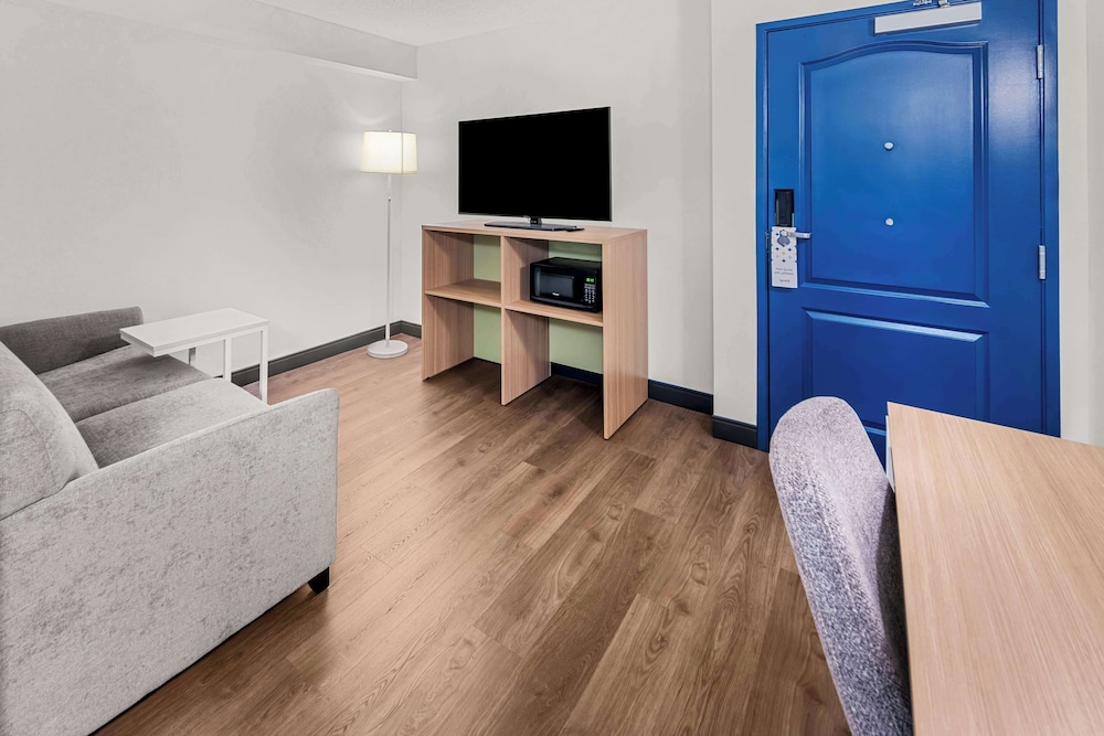 Suite, 1 King Bed - Photo 1