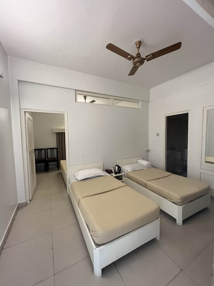 Economy Quadruple Room - Photo 6