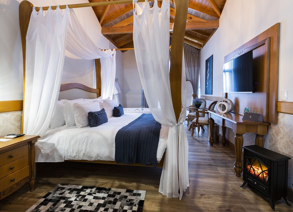Romantic Double Room, Multiple Beds, Jetted Tub photo 1