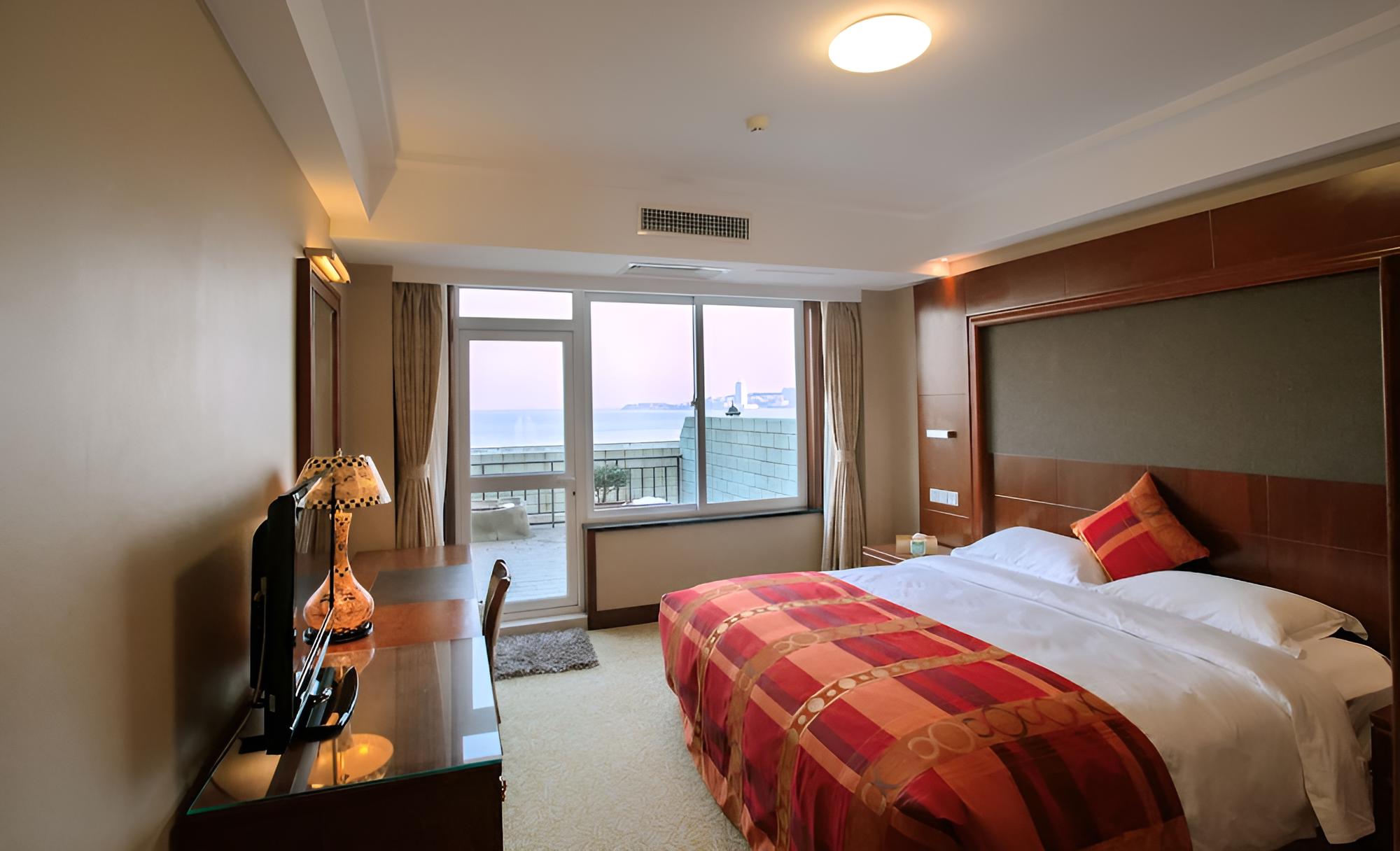 Deluxe Room, 1 King Bed, Sea View photo 3