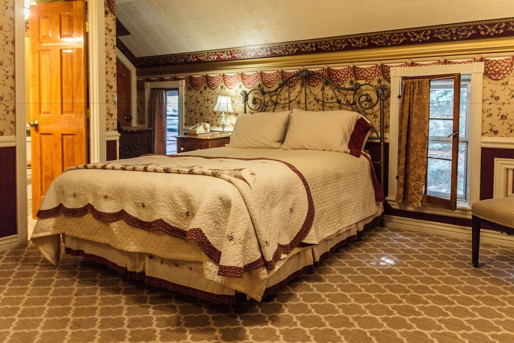 Classic Room, 1 Queen Bed, Private Bathroom, Mountain View