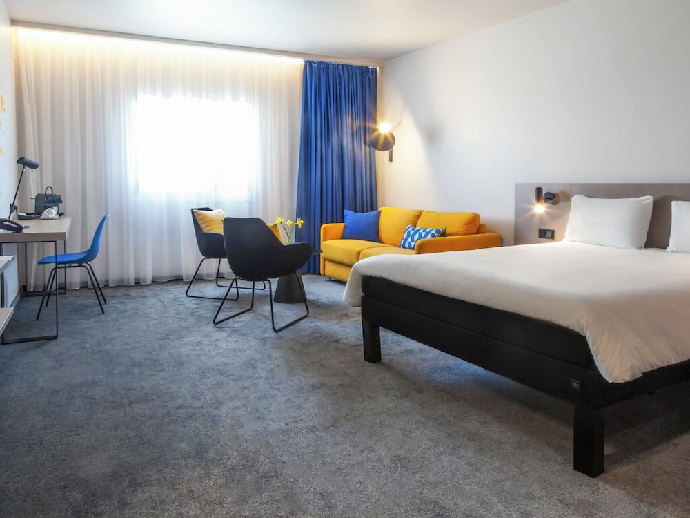 Suite Room, 1 Double bed + sofa thumbnail 5