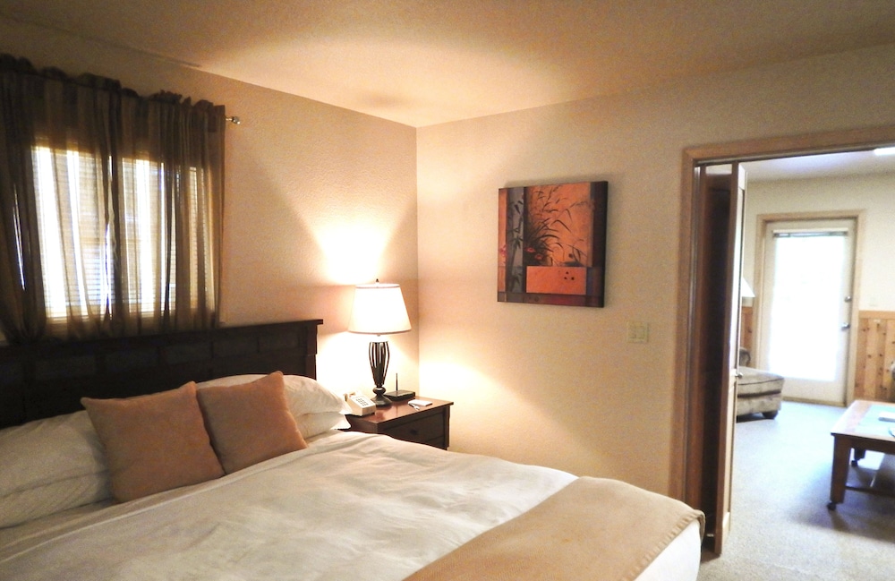 Deluxe Room, 1 King Bed with Sofa bed, Lake View, Lakeside photo 3