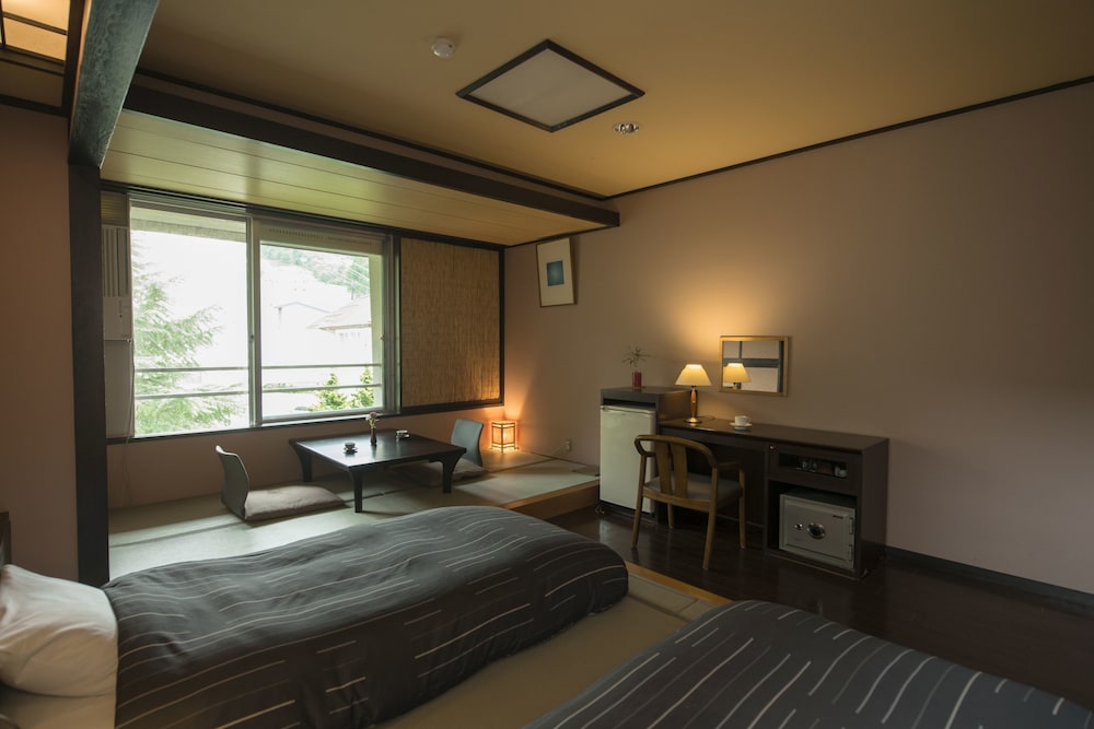 Basic Twin Room, 2 Twin Beds, Private Bathroom photo 2