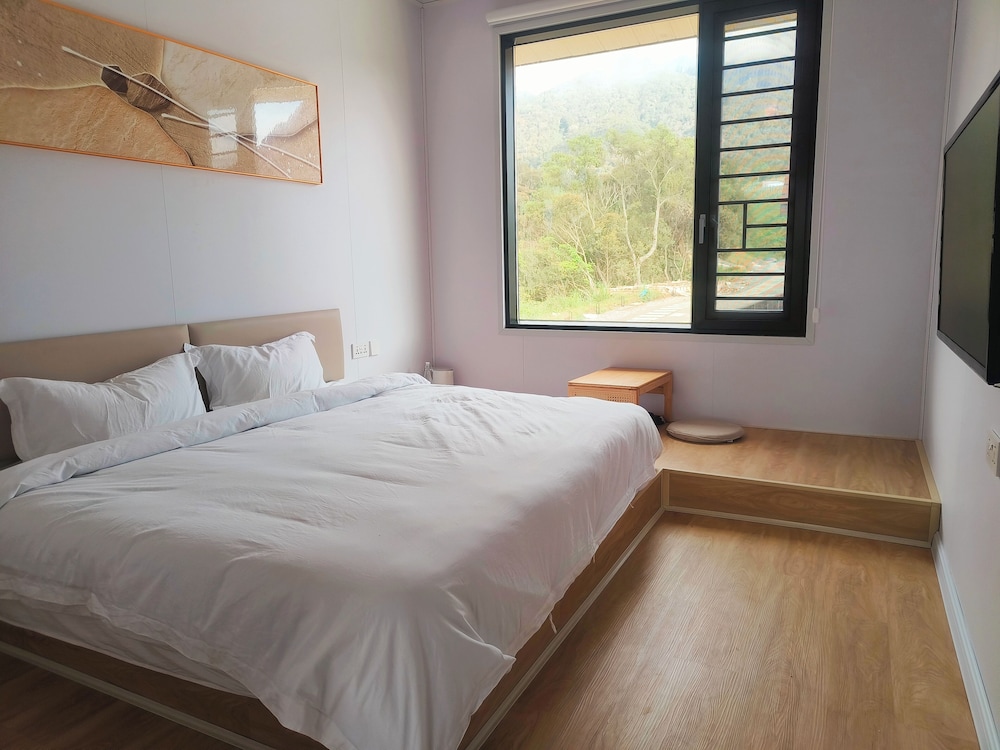 Superior Double Room, 1 King Bed, Private Bathroom, Mountain View