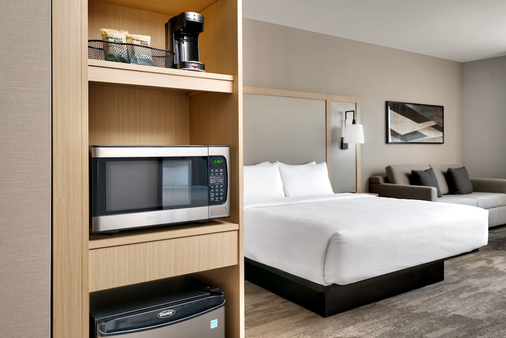 Basic Room, 1 King Bed - Photo 2