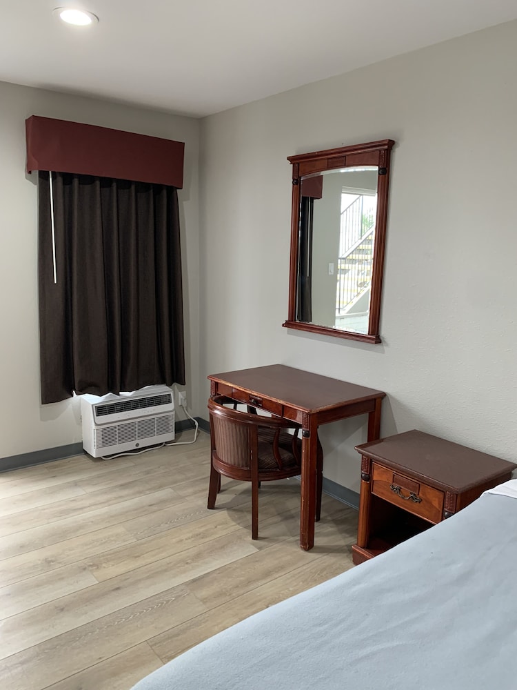 Standard Room, 1 Queen Bed - Photo 4