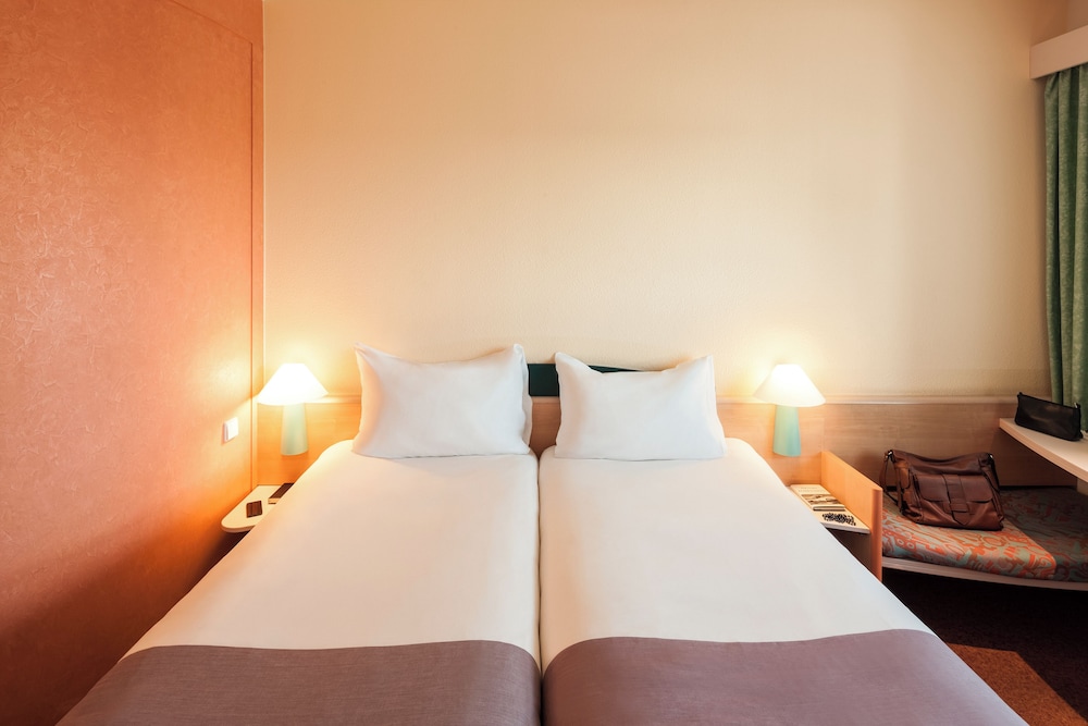 Standard Room, 2 Twin Beds - Photo 7