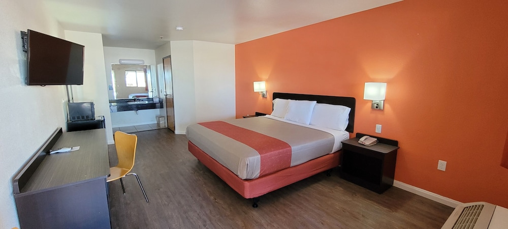 Standard Room, 1 King Bed, Non Smoking - Photo 4