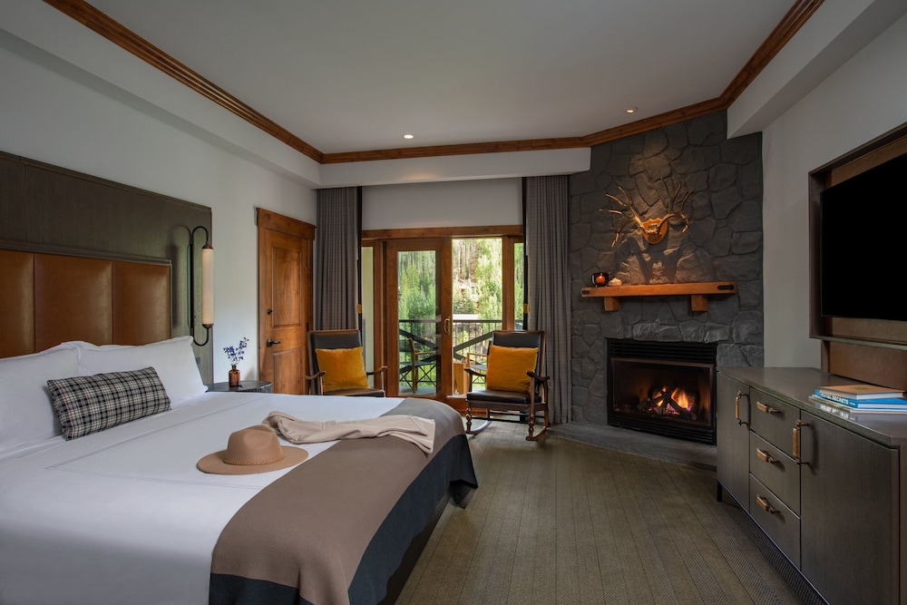 Studio, 1 King Bed, Balcony, Mountain View - Photo 1