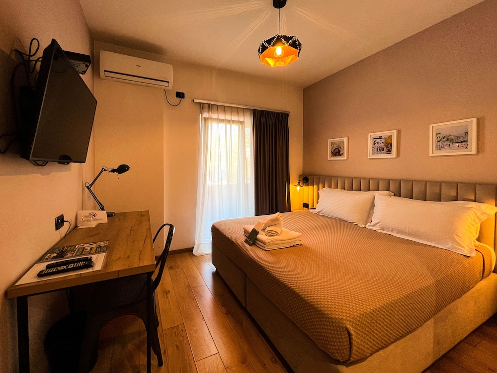 Superior Double Room, 1 King Bed, Non Smoking, River View photo 1