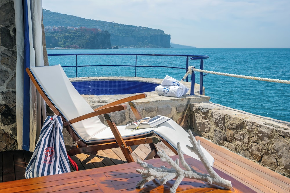 Camera Infinity con vista mare terrazza-patio e jacuzzi privata esterna