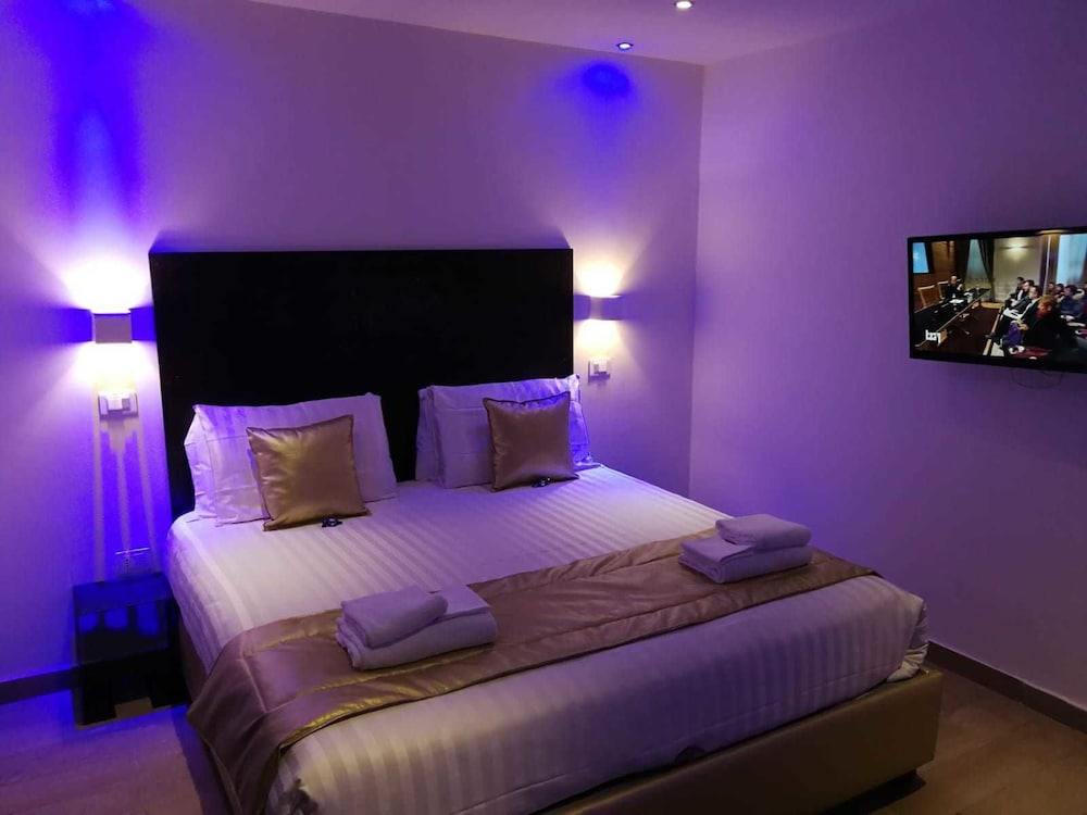 Family Studio Suite, 1 Queen Bed, Private Bathroom
