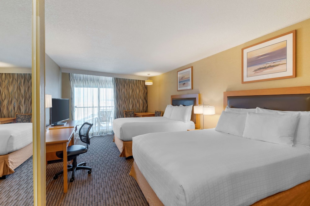 Standard Room, 2 Queen Beds, Balcony, Partial Ocean View photo 1