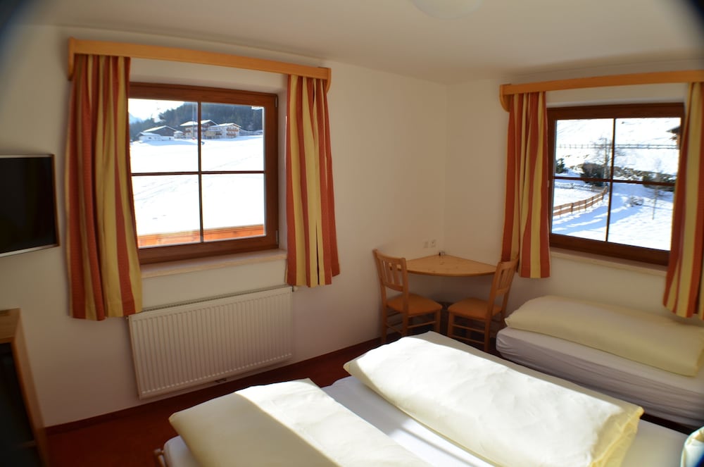 Double Room, Ensuite (mit Zustellbett) photo 2