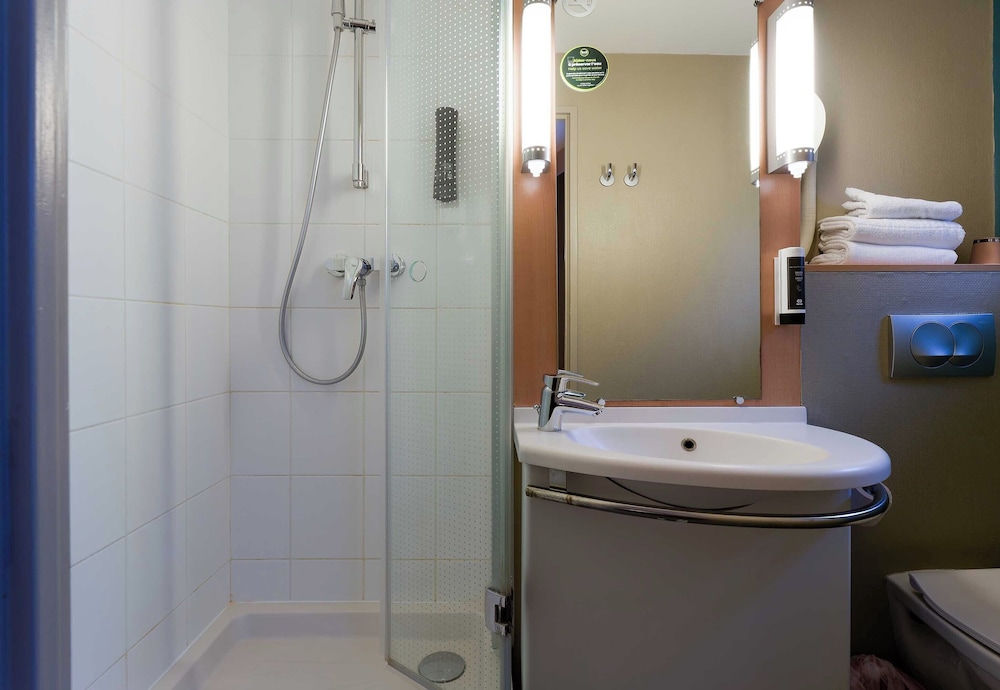Standard Twin Room, Non Smoking - Photo 6