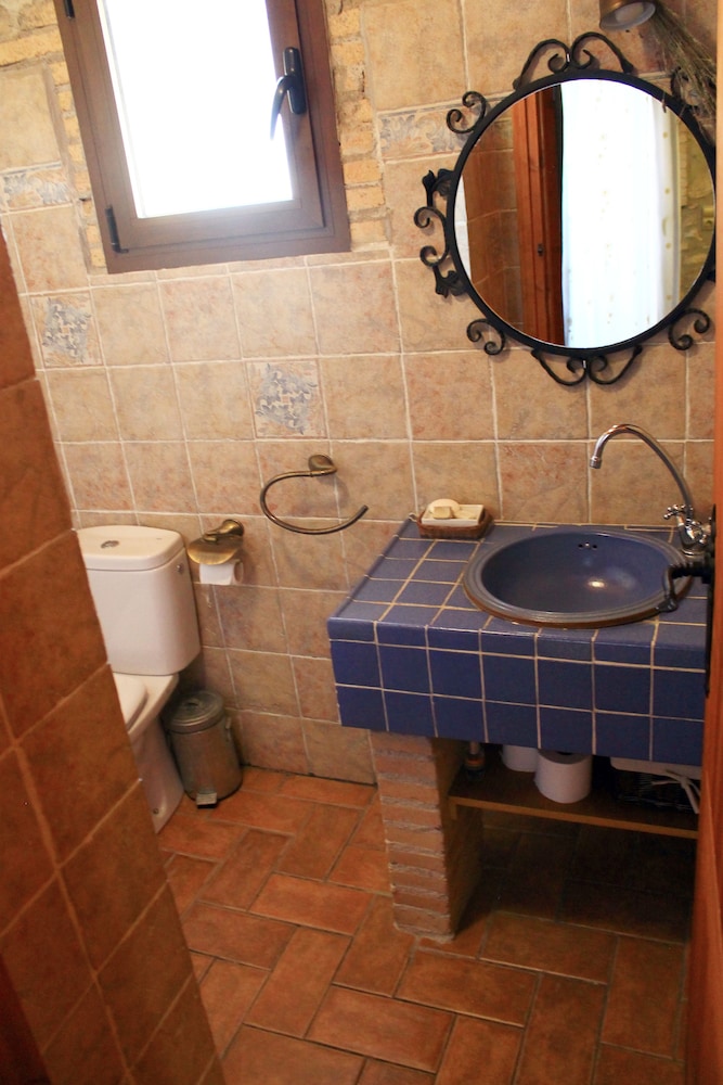 House, 2 Bedrooms photo 3