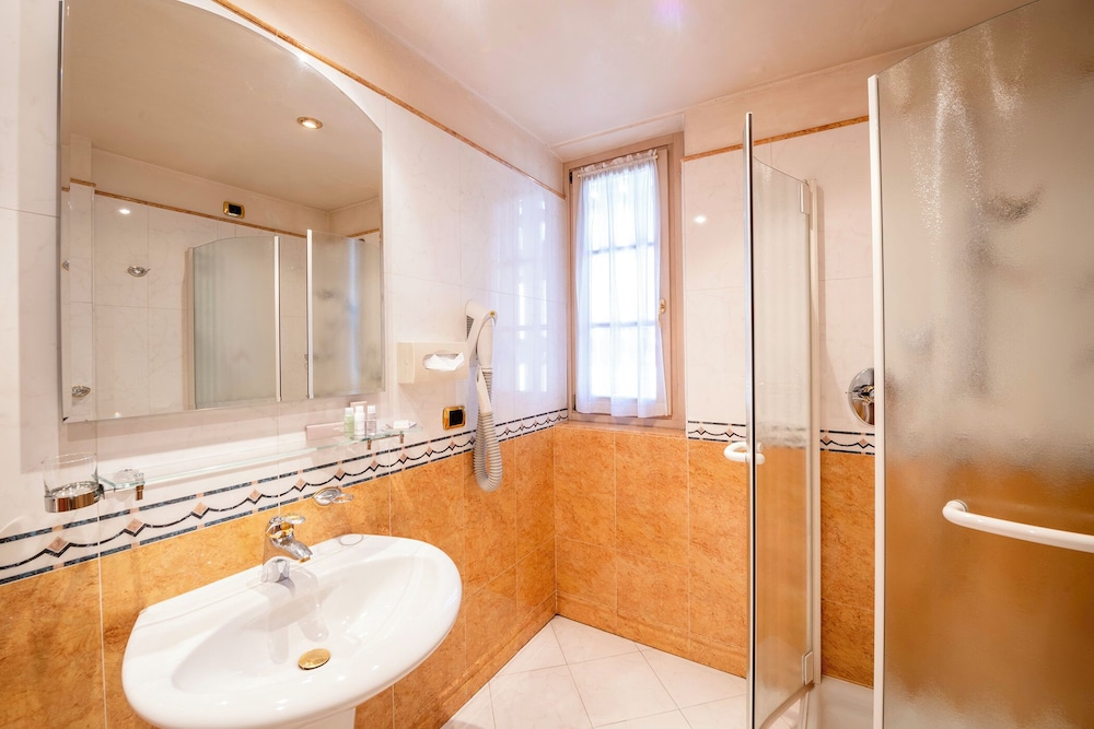 Standard Double or Twin Room photo 3