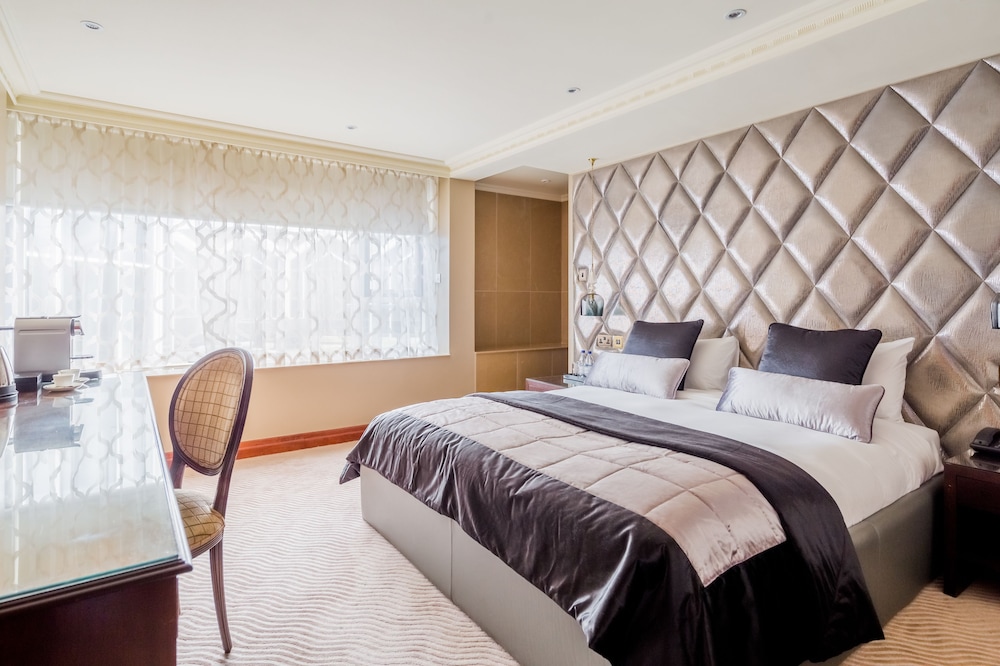 Suite, 1 Bedroom - Photo 2