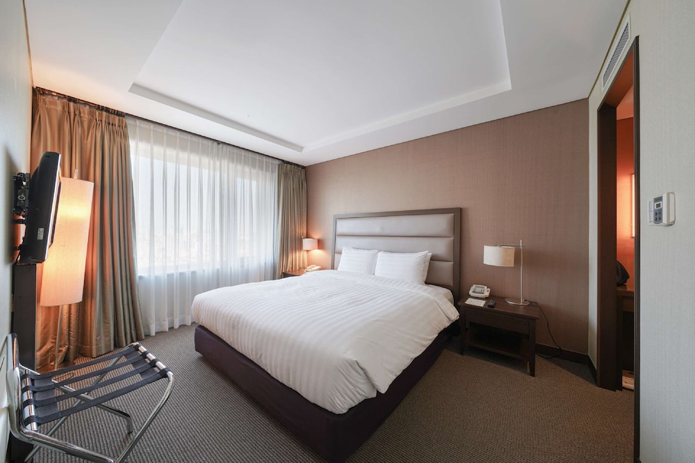 Junior Suite, 1 King Bed - Photo 8