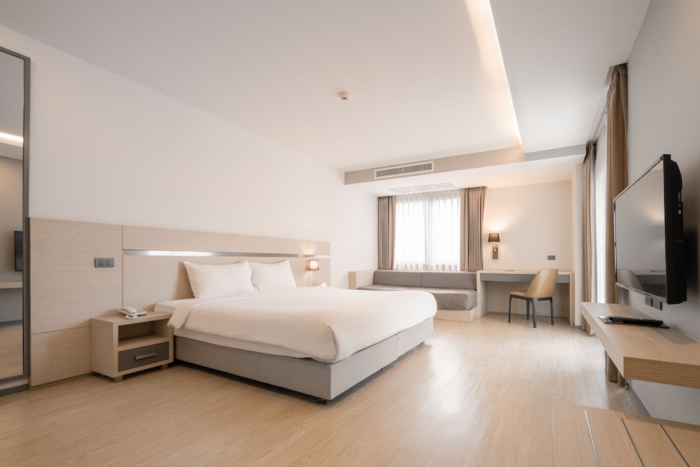 Deluxe Room (King Bed) photo 1