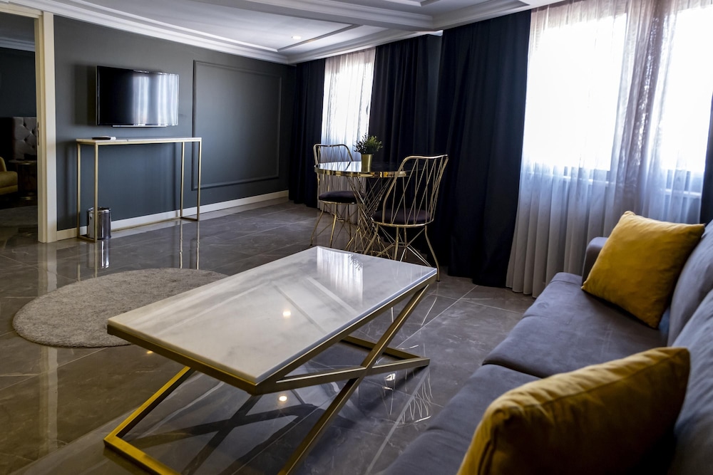 Executive Suite - Photo 5