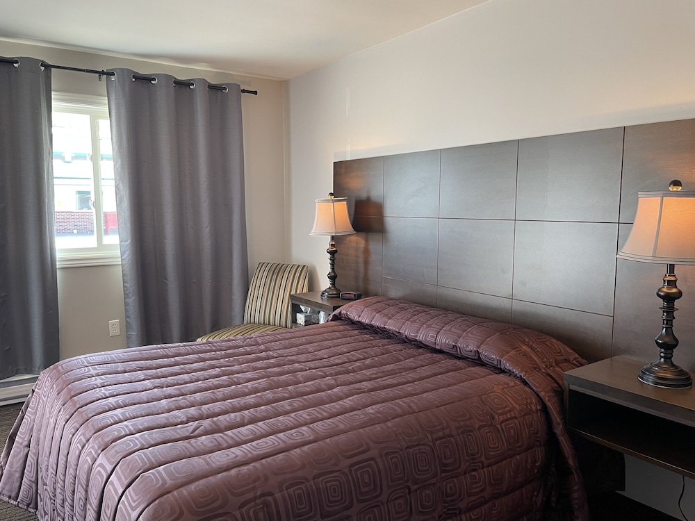 Basic Room, 1 Queen Bed photo 2