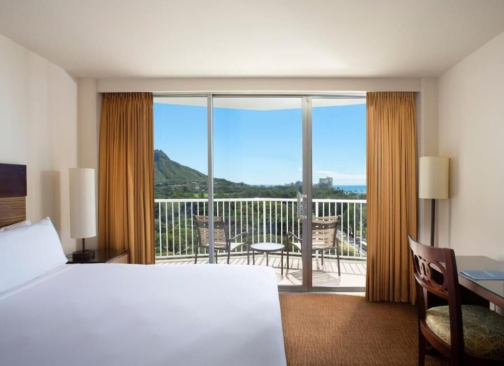 Premier Room, 1 King Bed, Ocean View - Photo 4