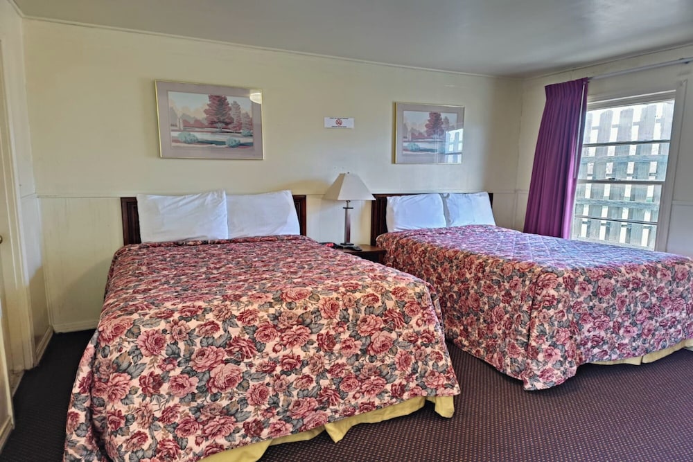 Room, 2 Queen Beds, Smoking photo 1