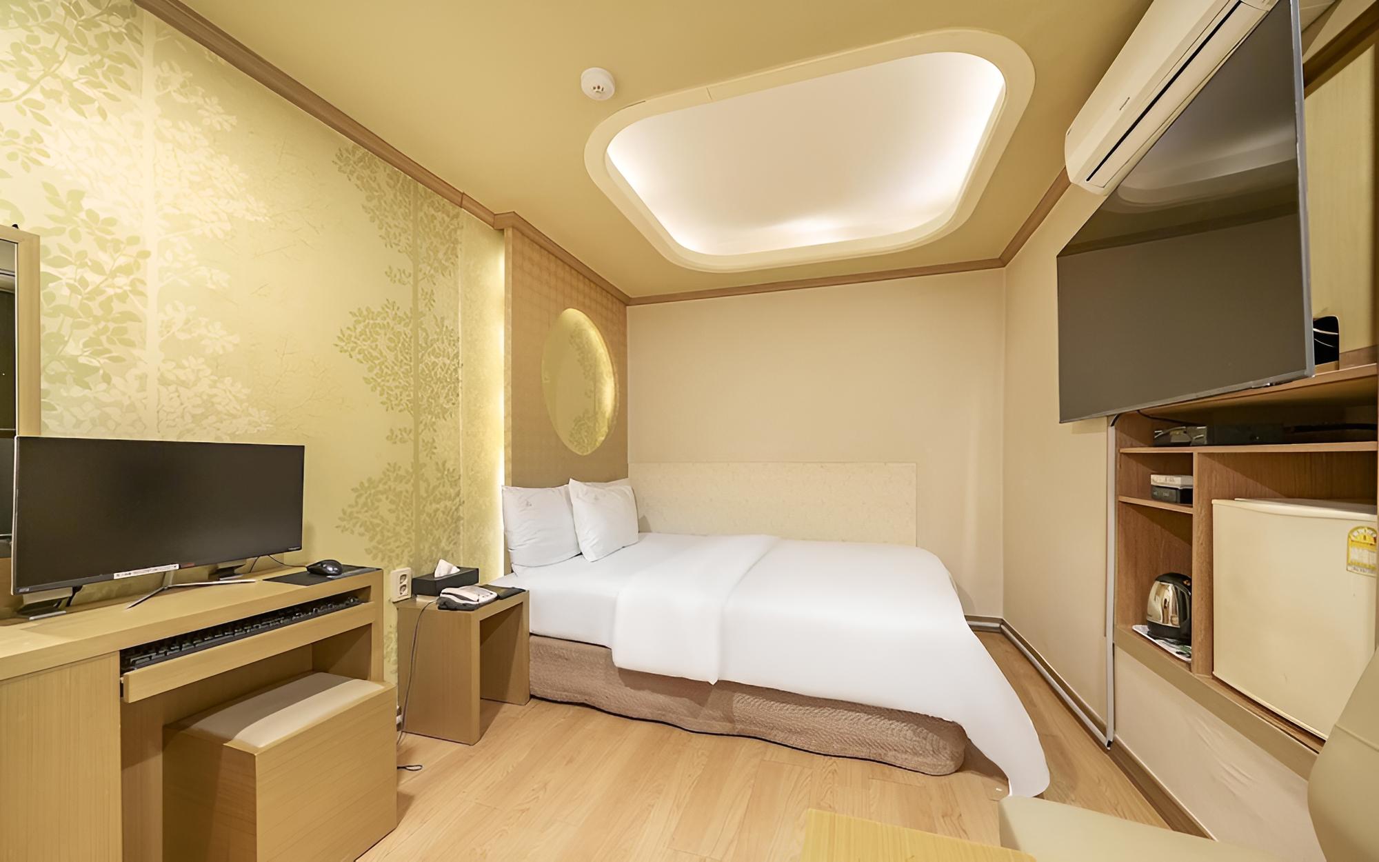Room (Premium (randomly assigned) (availabl)