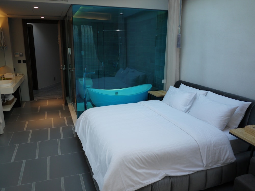 Deluxe Double Room, 1 Queen Bed, Non Smoking photo 1