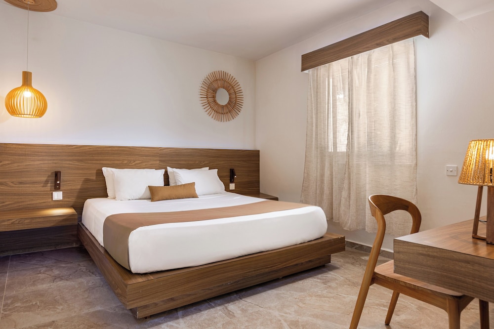 Suite, 2 Bedrooms, Pool View