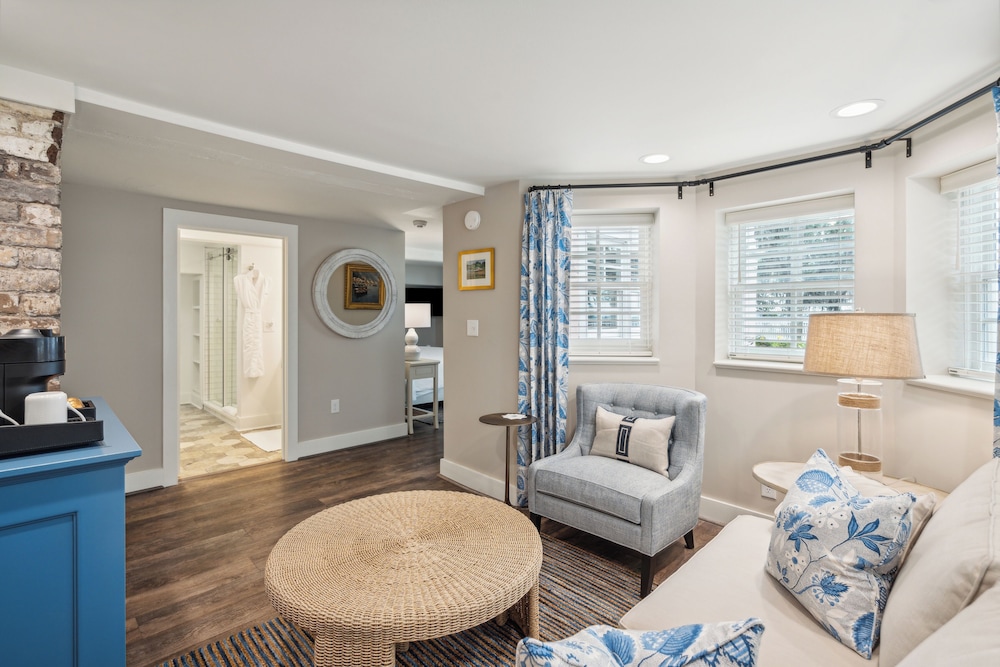 Premier Suite, 1 King Bed with Sofa bed, Bay View, Ground Floor (Not Pet Friendly) photo 2