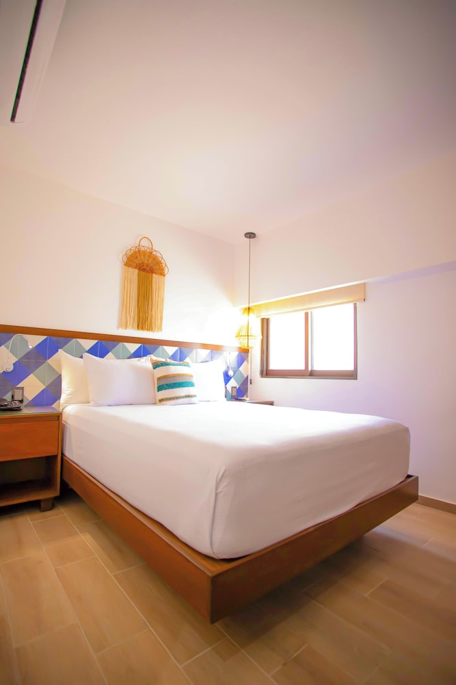 Superior Room, 1 Queen Bed, Refrigerator - Photo 11