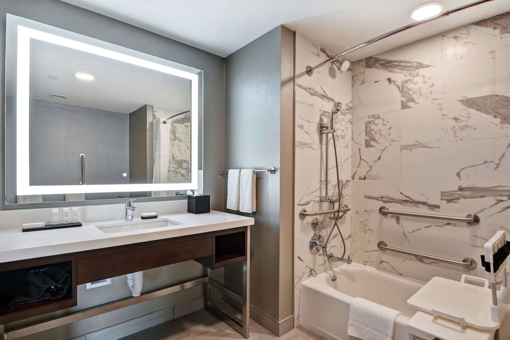 Studio, 1 King Bed, Accessible Bathtub - Photo 10