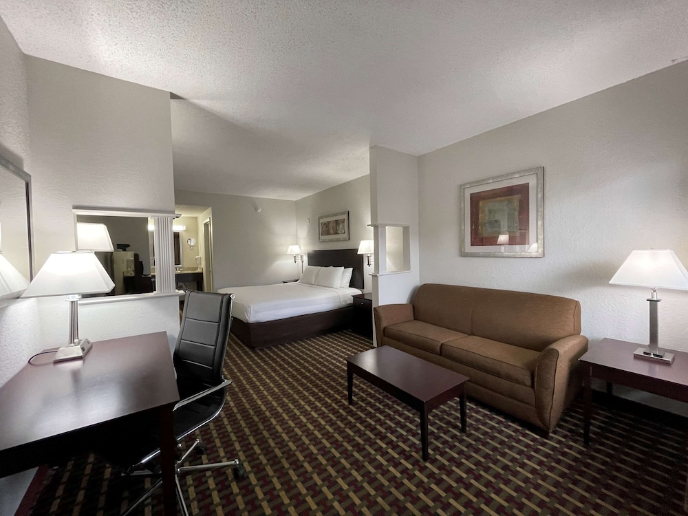 Suite, 1 King Bed, Non Smoking, Refrigerator & Microwave (with Sofabed;Separate Living Room) photo 1