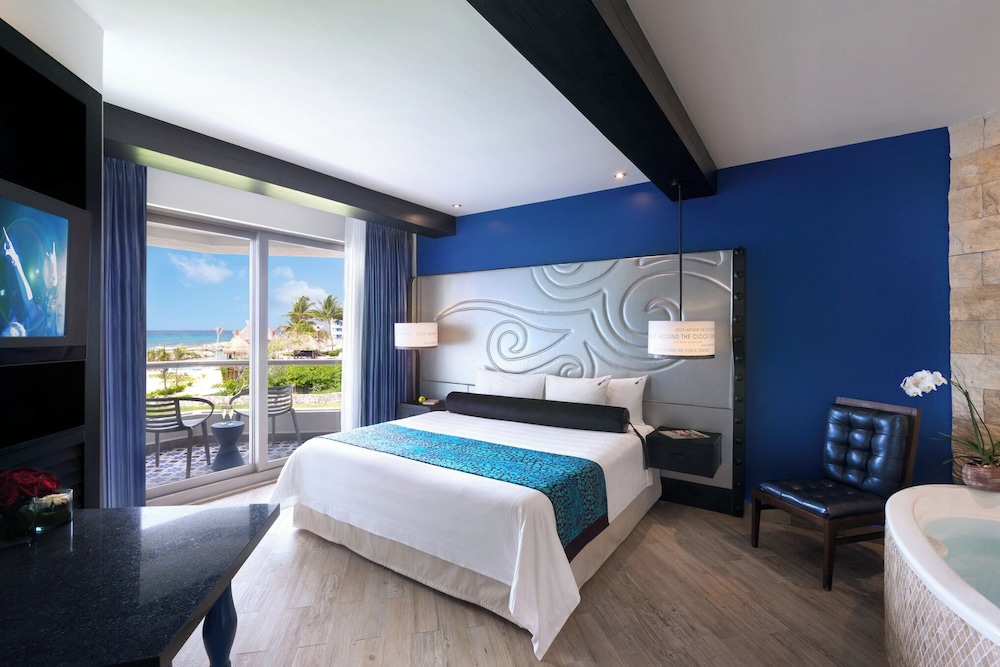 Deluxe Diamond, one king bed - Photo 4