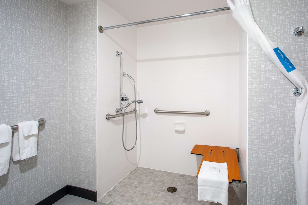Room, 1 King Bed, Accessible, Non Smoking - Photo 3