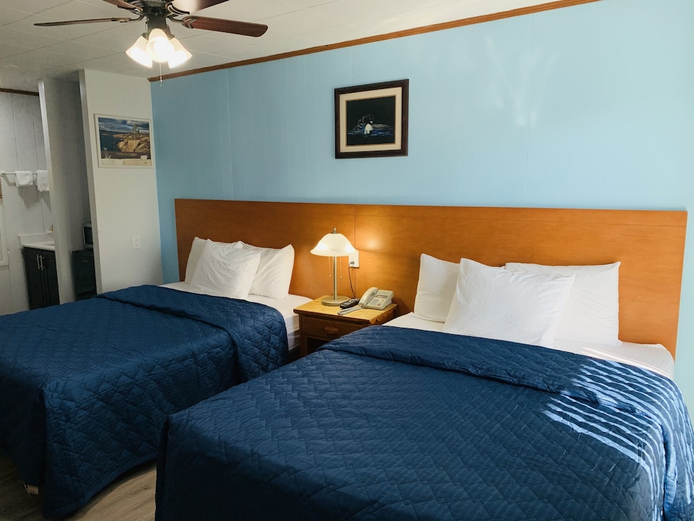 Standard Room, 1 Queen Bed & 1 Double Bed photo 1